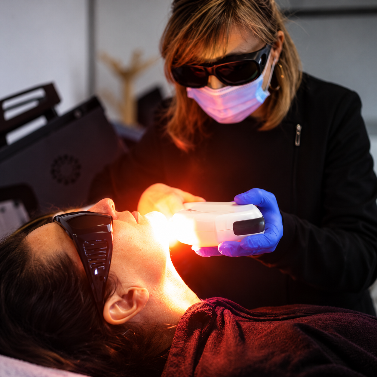 Séance d’épilation au cabinet Sublim’Age, avec lunettes de protection