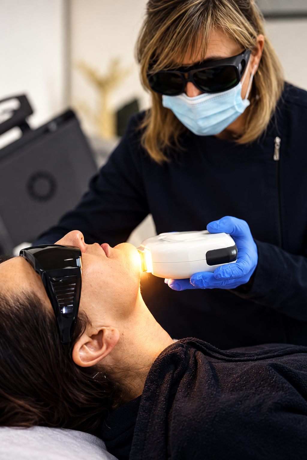 Épilation du visage – Sublim’Age Séance d’épilation du visage avec lunettes de protection et gants chez Sublim’Age
